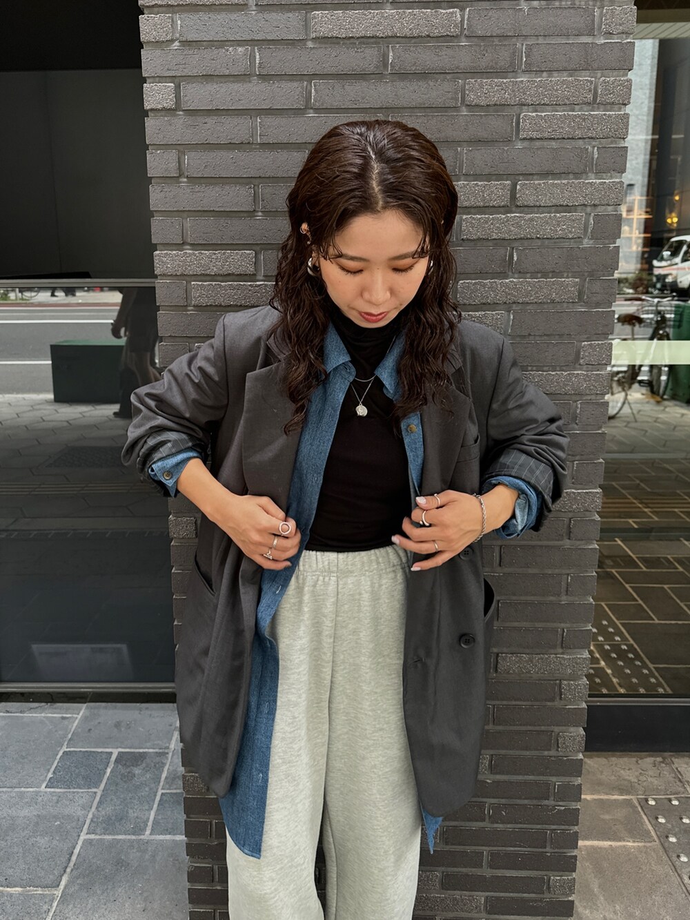 グレー系のスウェットパンツ、グレー系のテーラードジャケット、ブラック系のTシャツ/カットソーを着用したレディースの秋コーディネートの3枚目の写真