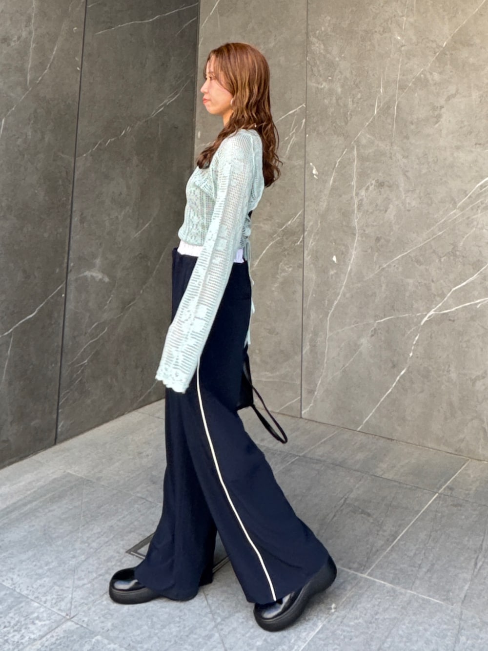 ブルー系のニット/セーター、ブルー系のその他パンツを着用したレディースの春コーディネートの6枚目の写真