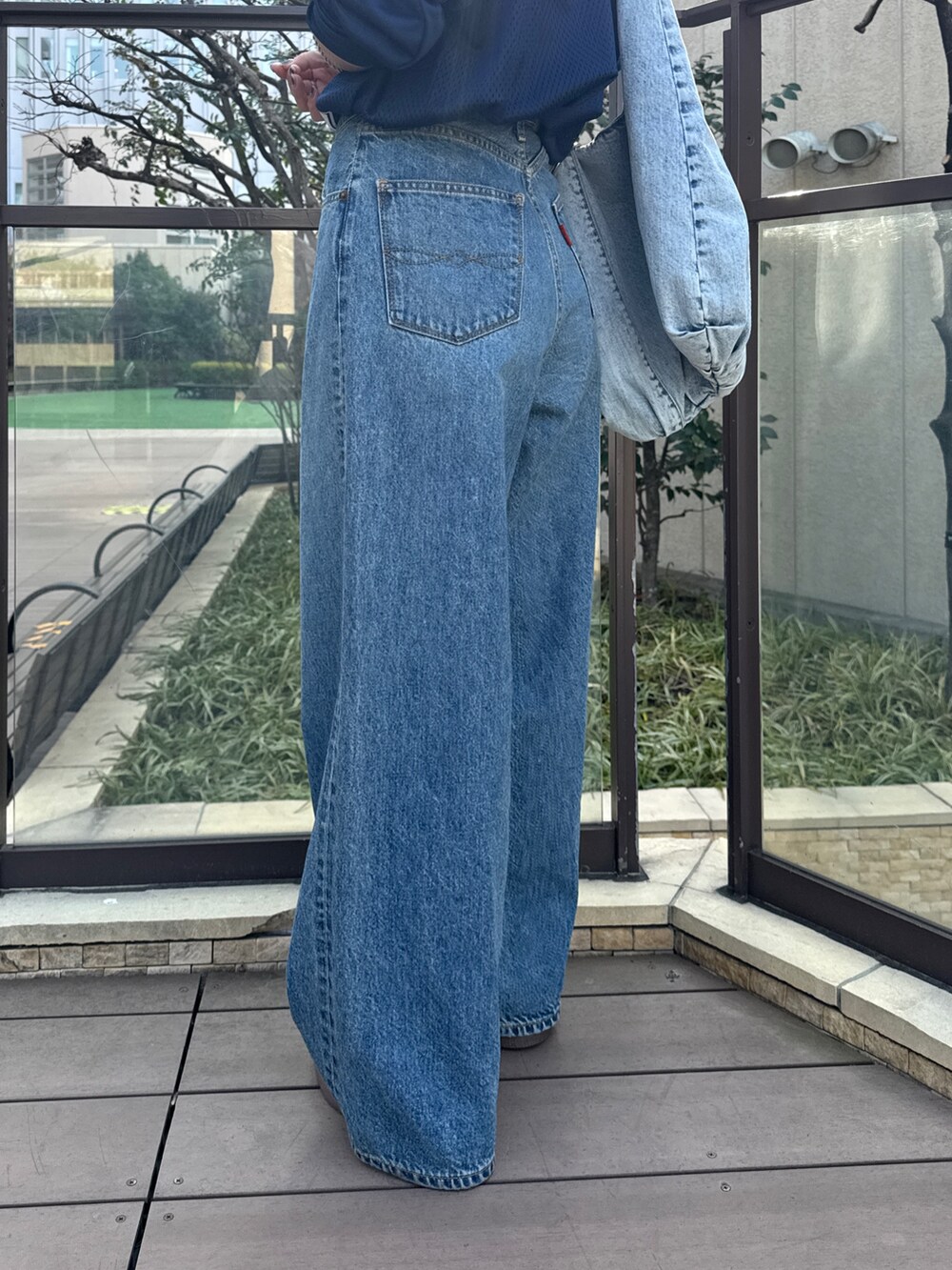 ブルー系のデニムパンツ、ブルー系のTシャツ/カットソーを着用したレディースの冬コーディネートの9枚目の写真