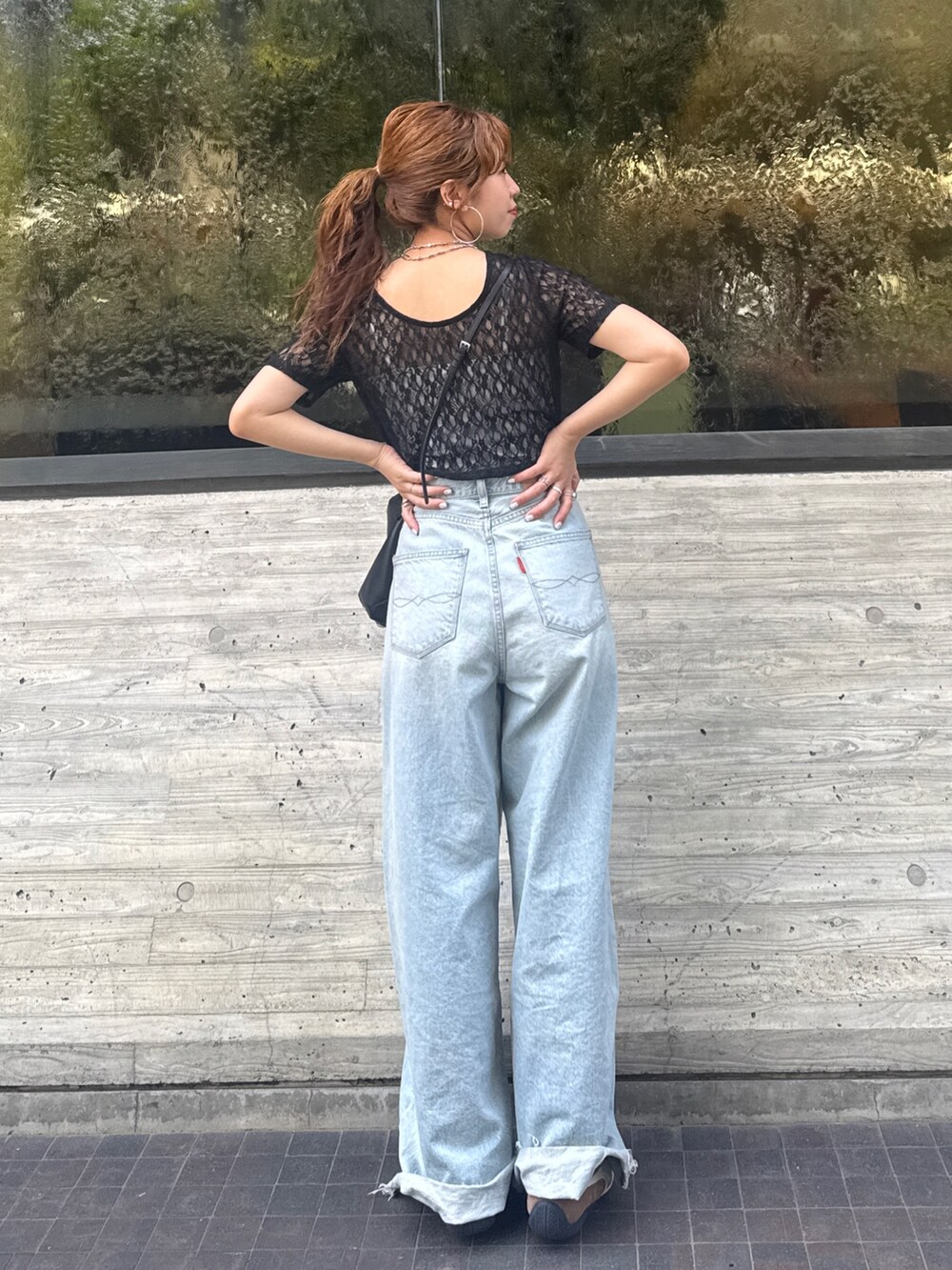 ブルー系のデニムパンツ、ブラック系のTシャツ/カットソーを着用したレディースの春コーディネートの6枚目の写真