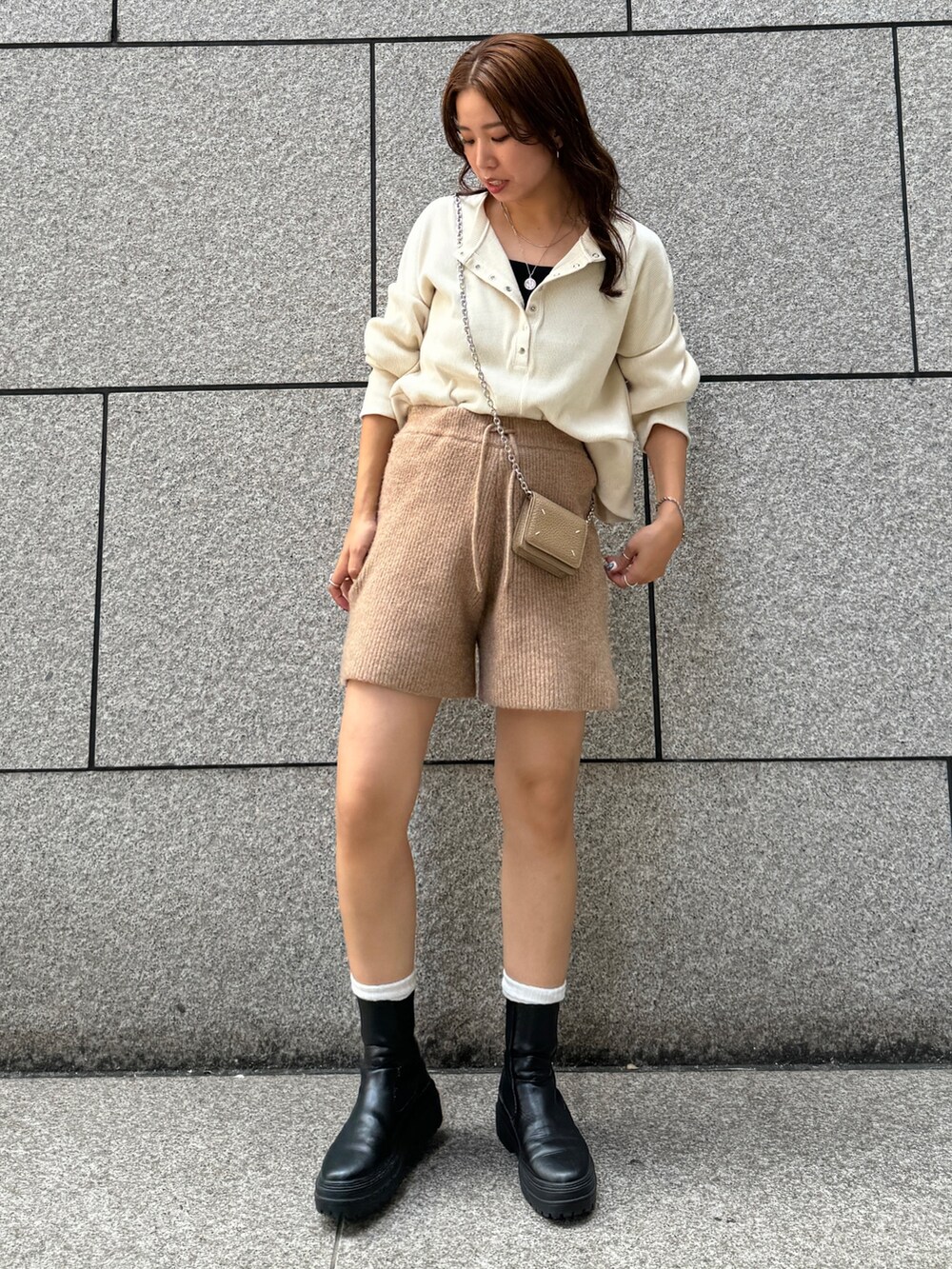 ブラウン系のその他パンツ、ホワイト系のTシャツ/カットソーを着用したレディースの秋コーディネートの5枚目の写真