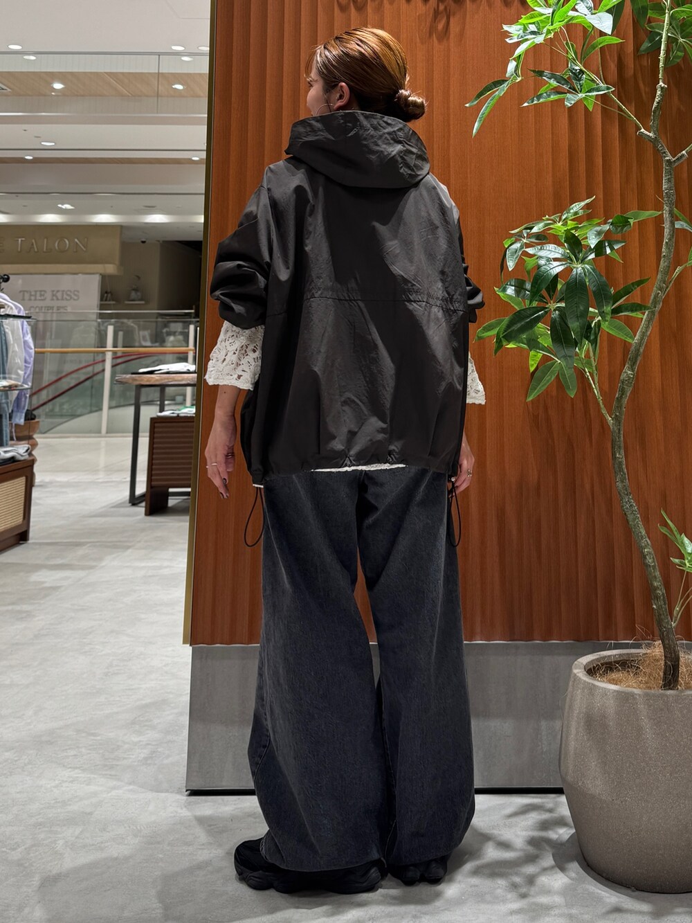 ブラック系のブルゾン、ブラック系のデニムパンツ、ホワイト系のシャツ/ブラウスを着用したレディースの春コーディネートの8枚目の写真