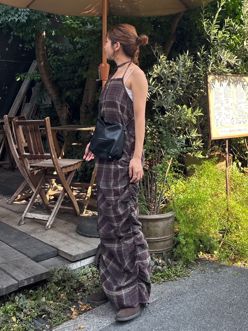 レッド系のワンピース、ブラウン系のブーツを着用したレディースの秋コーディネートの5枚目の写真