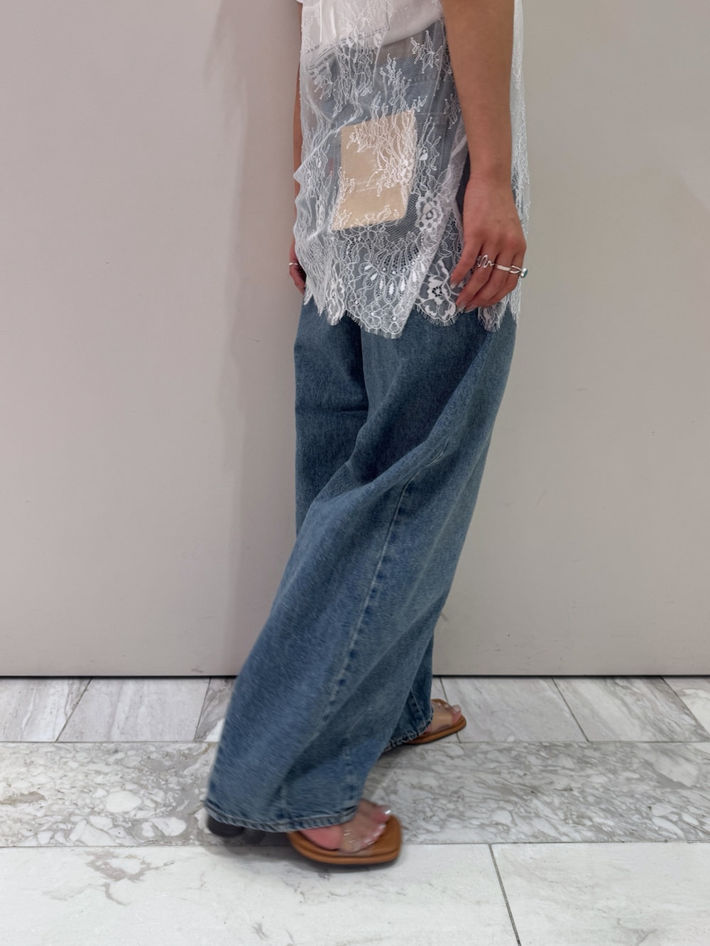 ホワイト系のTシャツ/カットソー、ホワイト系のキャミソール、その他のサンダルを着用したレディースの夏コーディネートの5枚目の写真