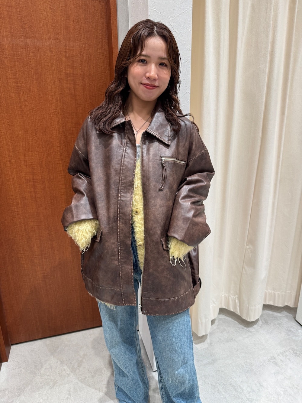 ブルー系のデニムパンツ、イエロー系のカーディガン/ボレロ、ブラウン系のブルゾンを着用したレディースの秋コーディネートの8枚目の写真