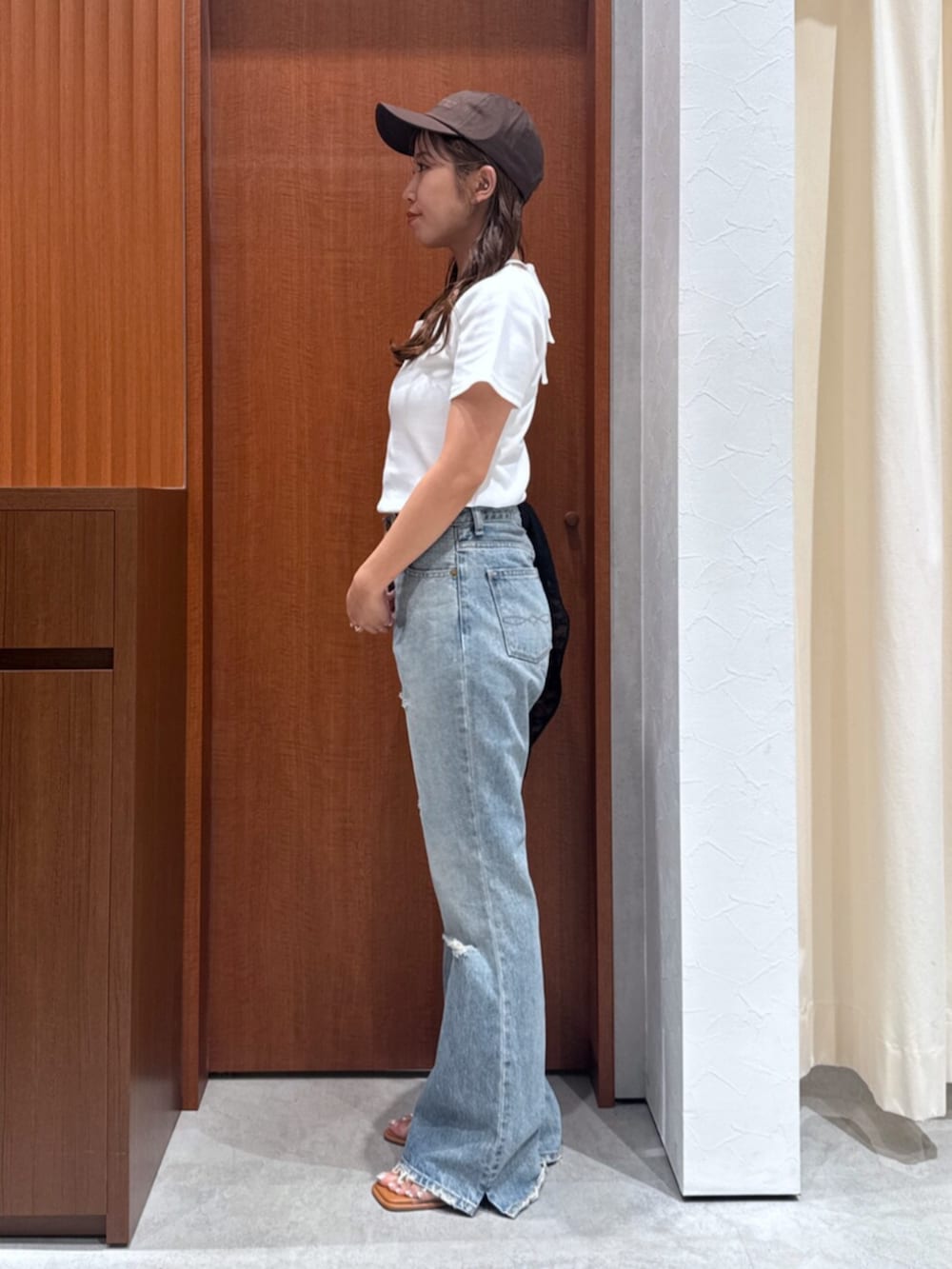 その他のサンダル、ブルー系のデニムパンツ、ホワイト系のTシャツ/カットソーを着用したレディースの夏コーディネートの5枚目の写真