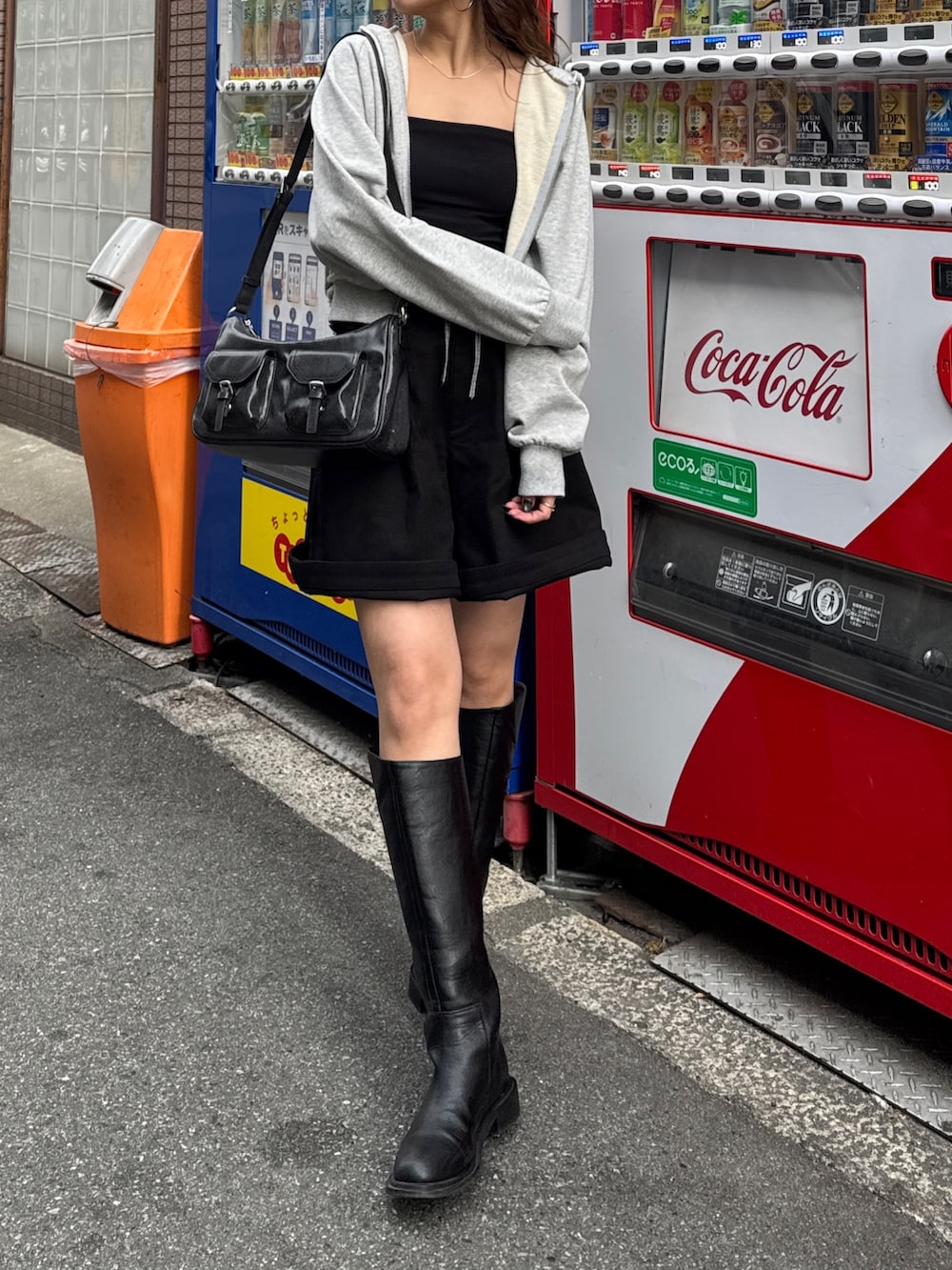 ブラック系のその他パンツ、グレー系のパーカーを着用したレディースの冬コーディネートの2枚目の写真