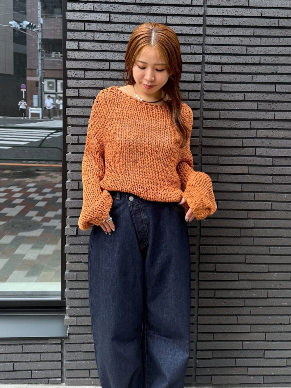 ホワイト系のその他シューズ、ブルー系のデニムパンツ、オレンジ系のニット/セーターを着用したレディースの夏コーディネートの7枚目の写真