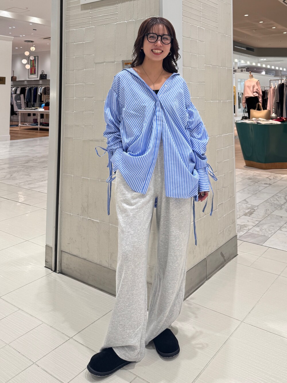 グレー系のスウェットパンツ、その他のシャツ/ブラウス、ブラック系のスリッポンを着用したレディースの秋コーディネートの2枚目の写真