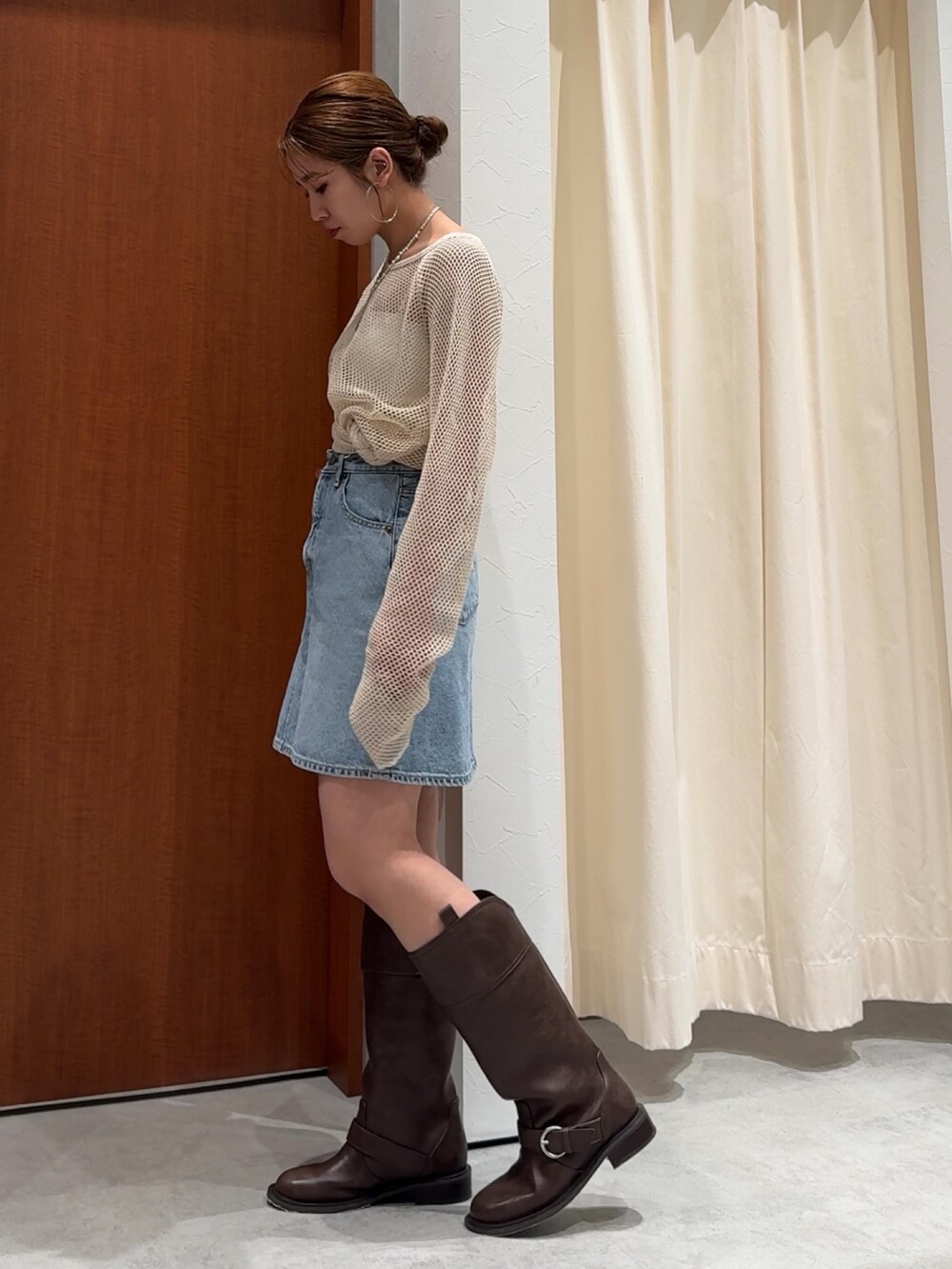 ホワイト系のTシャツ/カットソー、ブルー系のスカート、ブラウン系のブーツを着用したレディースの春コーディネートの8枚目の写真