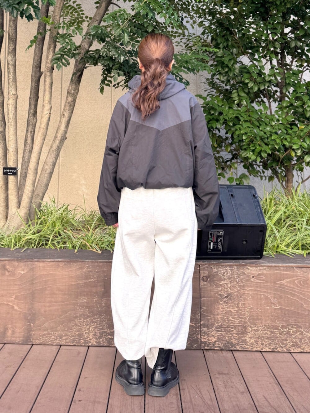 グレー系のスウェットパンツ、ブラック系のブルゾンを着用したレディースの秋コーディネートの4枚目の写真