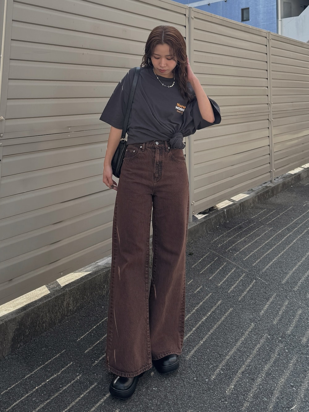 ブラウン系のデニムパンツ、グレー系のTシャツ/カットソーを着用したレディースの春コーディネートの6枚目の写真