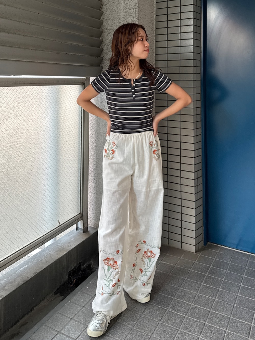 ブルー系のデニムジャケット、ホワイト系のその他パンツ、グレー系のTシャツ/カットソーを着用したレディースの冬コーディネートの9枚目の写真