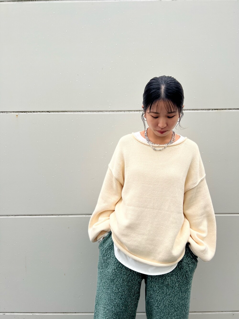 ホワイト系のニット/セーター、グリーン系のその他パンツ、ホワイト系のTシャツ/カットソーを着用したレディースの秋コーディネートの8枚目の写真