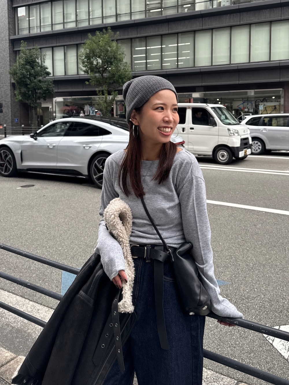 グレー系のニット/セーター、ブルー系のデニムパンツ、グレー系のニットキャップ/ビーニーを着用したレディースの秋コーディネートの10枚目の写真