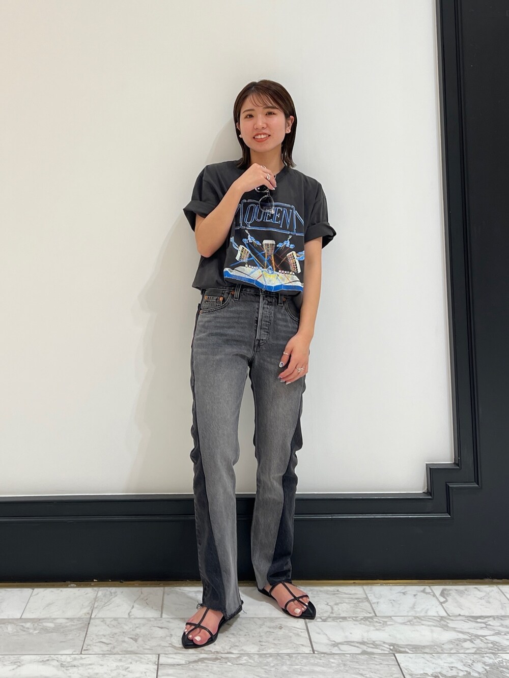 グレー系のTシャツ/カットソー、ブラック系のサンダルを着用したレディースの春コーディネートの4枚目の写真