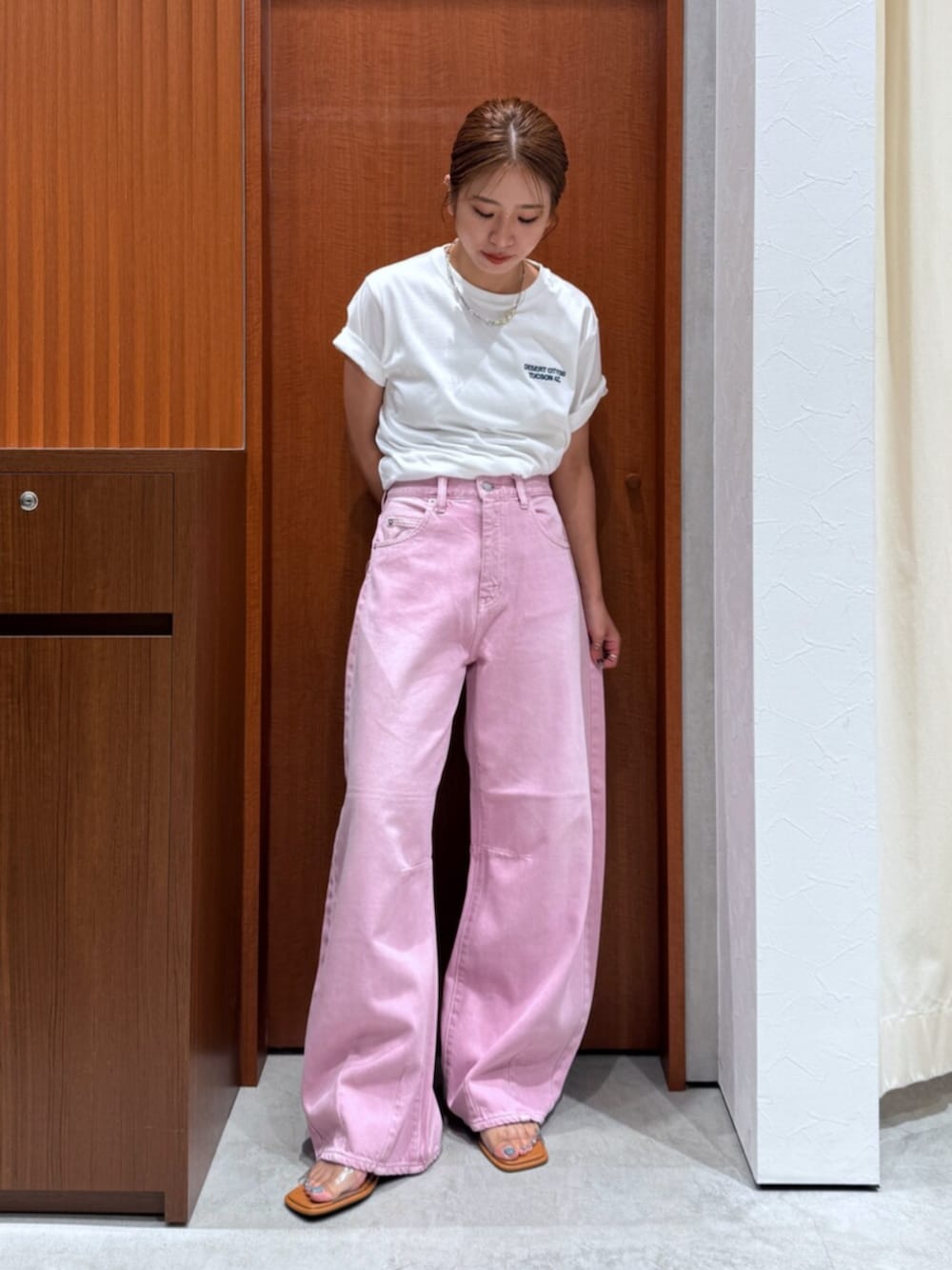 ピンク系のデニムパンツ、その他のサンダル、ホワイト系のTシャツ/カットソーを着用したレディースの夏コーディネートの2枚目の写真
