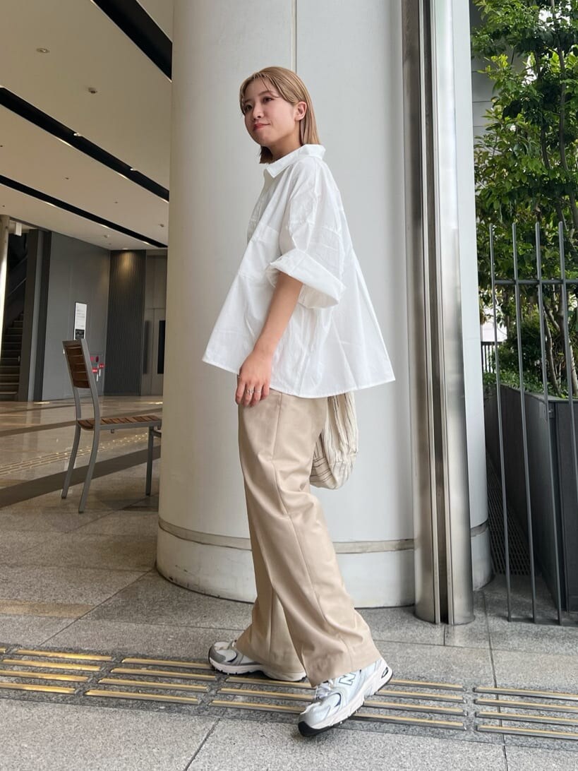 ベージュ系のその他パンツ、ブラック系のキャミソール、ホワイト系のシャツ/ブラウスを着用したレディースの春コーディネートの2枚目の写真