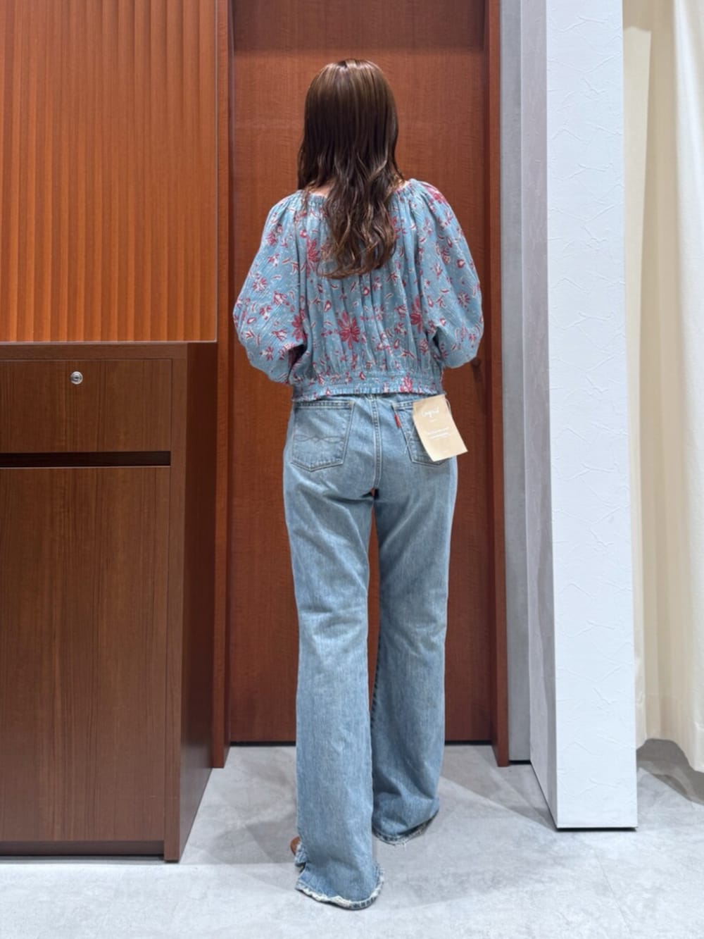 その他のサンダル、ブルー系のデニムパンツ、ブルー系のシャツ/ブラウスを着用したレディースの夏コーディネートの5枚目の写真