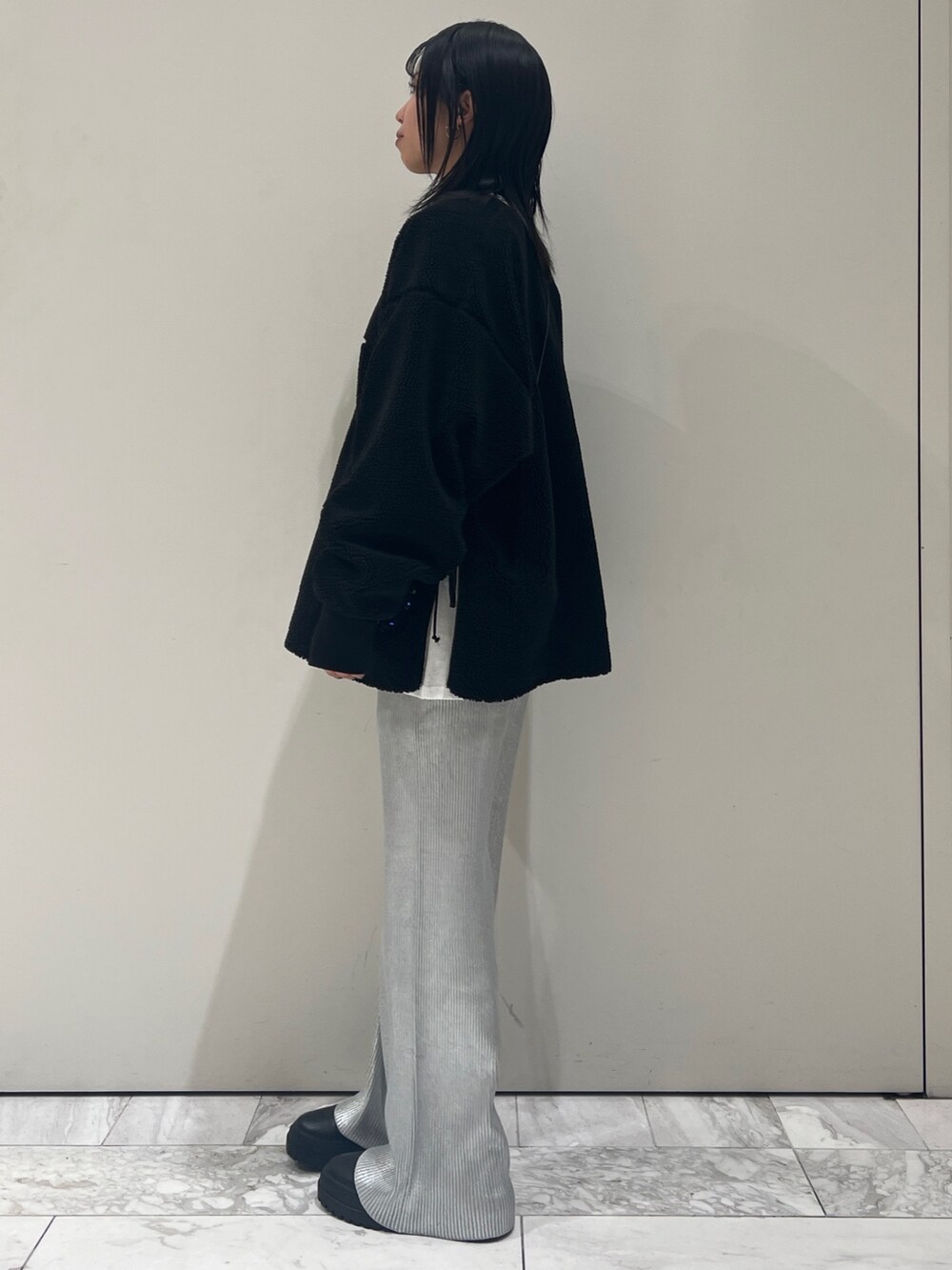 ホワイト系のTシャツ/カットソー、ブラック系のTシャツ/カットソー、シルバー系のその他パンツを着用したレディースの秋コーディネートの8枚目の写真