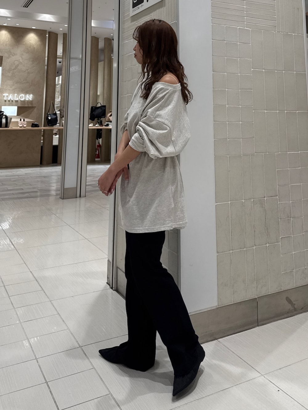 グレー系のTシャツ/カットソー、ブラック系のその他パンツを着用したレディースの春コーディネートの6枚目の写真