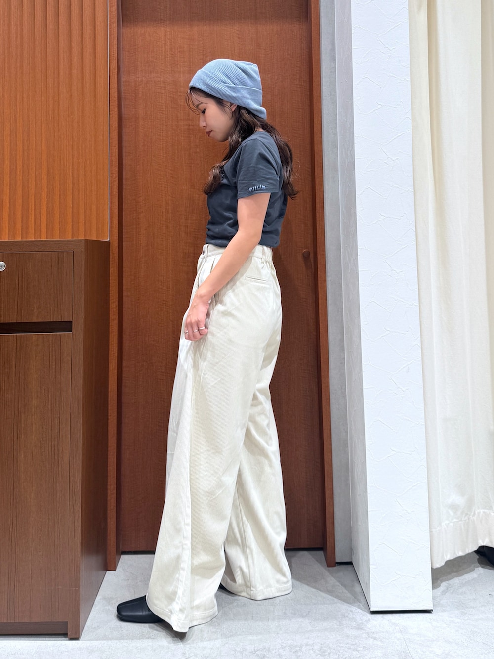 グレー系のTシャツ/カットソー、ホワイト系のその他パンツ、ブラック系のサンダルを着用したレディースの夏コーディネートの5枚目の写真