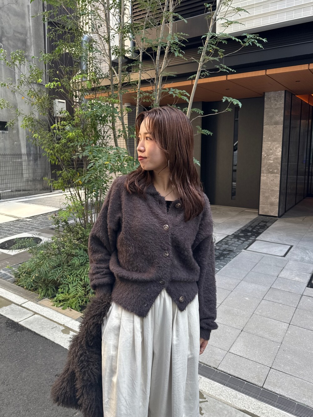 ホワイト系のその他パンツ、ブラウン系のカーディガン/ボレロを着用したレディースの秋コーディネートの8枚目の写真