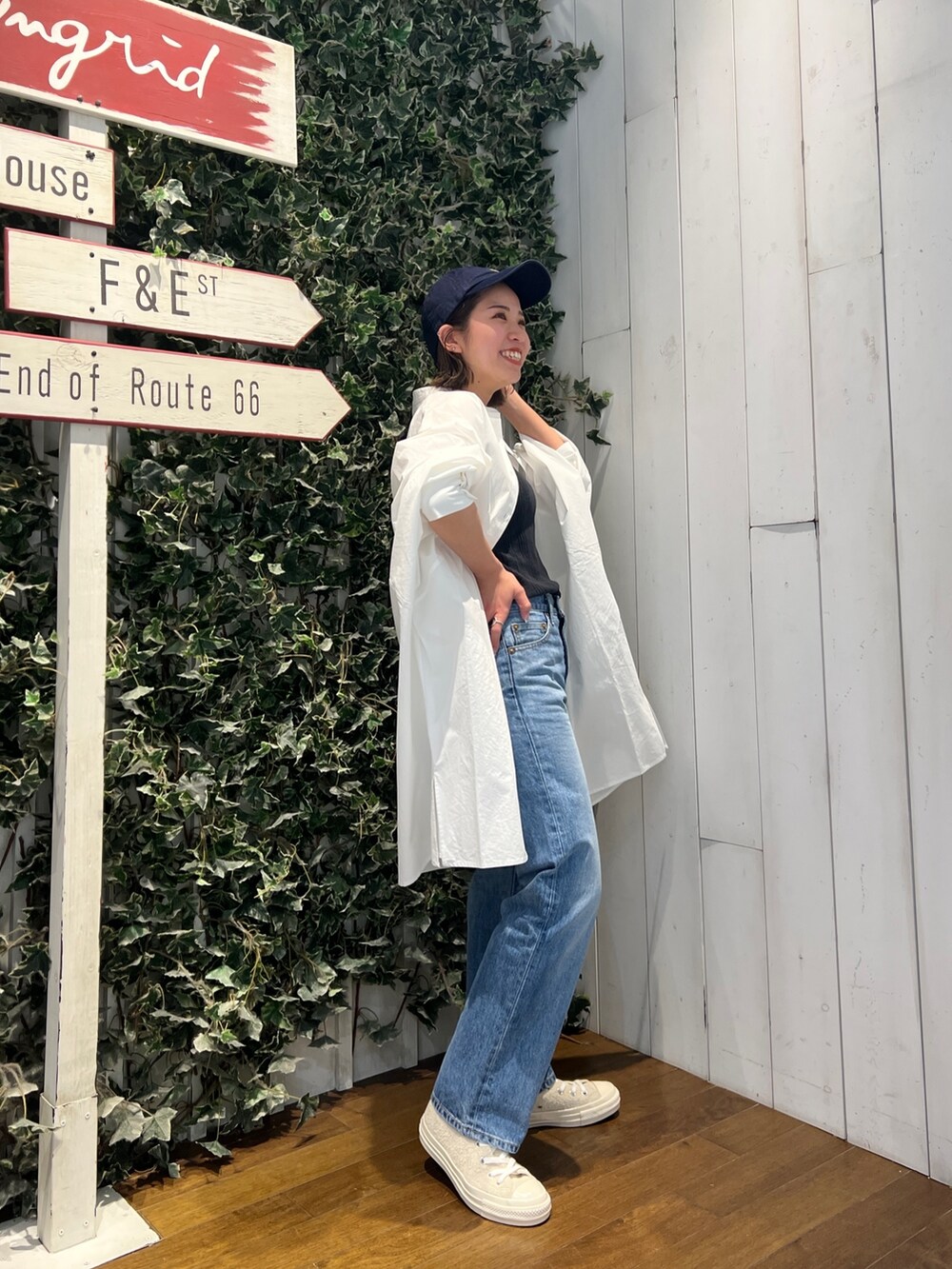 ホワイト系のシャツ/ブラウス、ブルー系のデニムパンツ、ホワイト系のスニーカーを着用したレディースの冬コーディネートの4枚目の写真