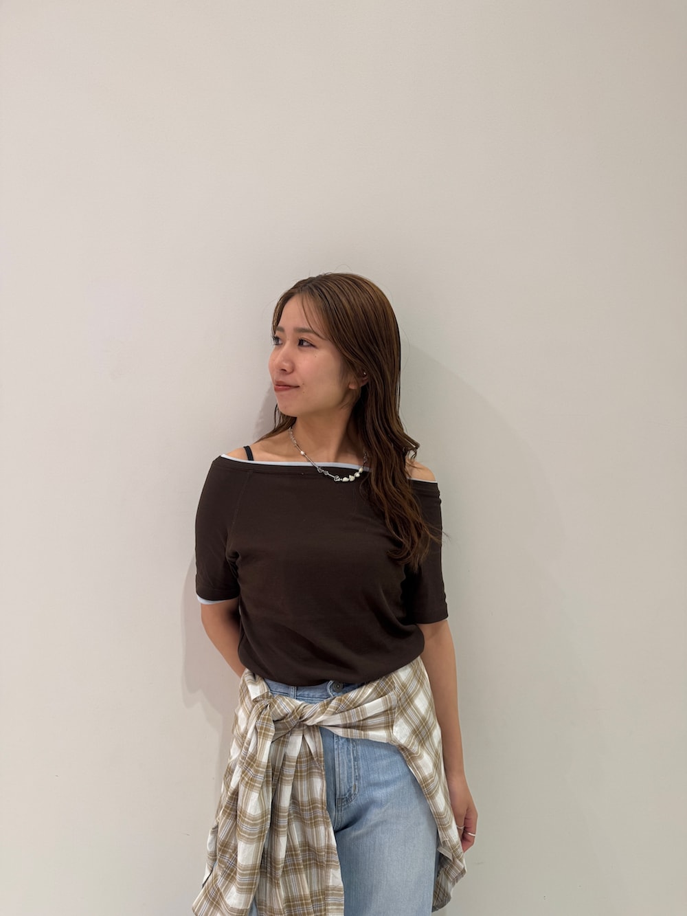 ブラウン系のTシャツ/カットソー、ブルー系のTシャツ/カットソー、ベージュ系のシャツ/ブラウスを着用したレディースの春コーディネートの7枚目の写真