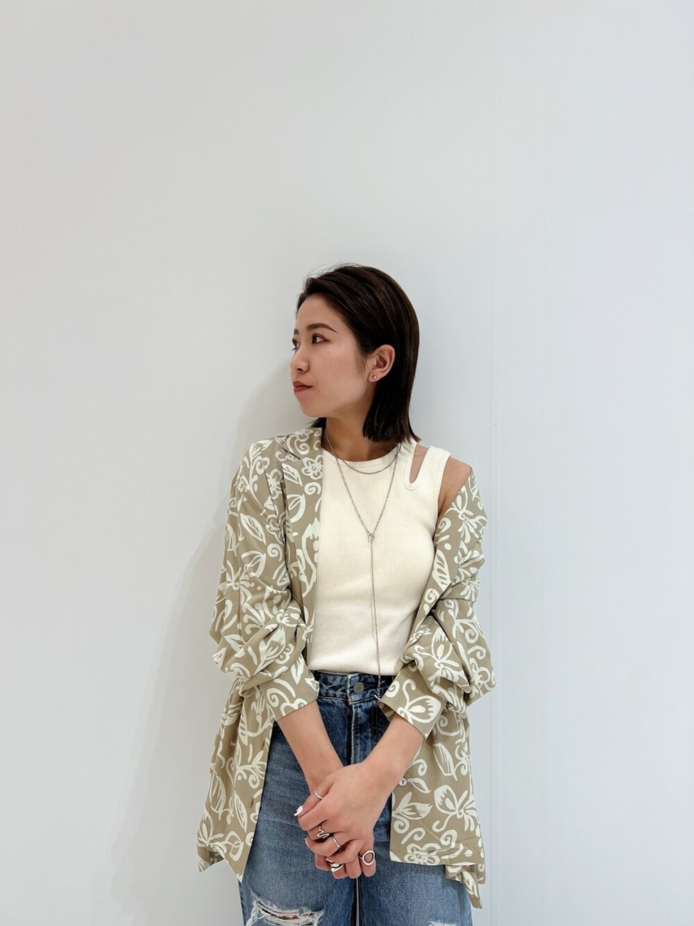 ベージュ系のシャツ/ブラウス、ホワイト系のタンクトップ、ブラック系のパンプスを着用したレディースの春コーディネートの7枚目の写真