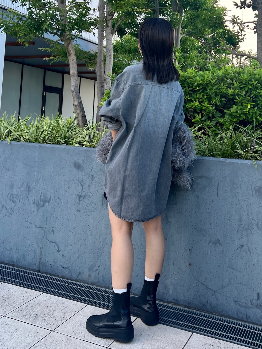 ブラック系のシャツ/ブラウス、グレー系のベストを着用したレディースの秋コーディネートの2枚目の写真