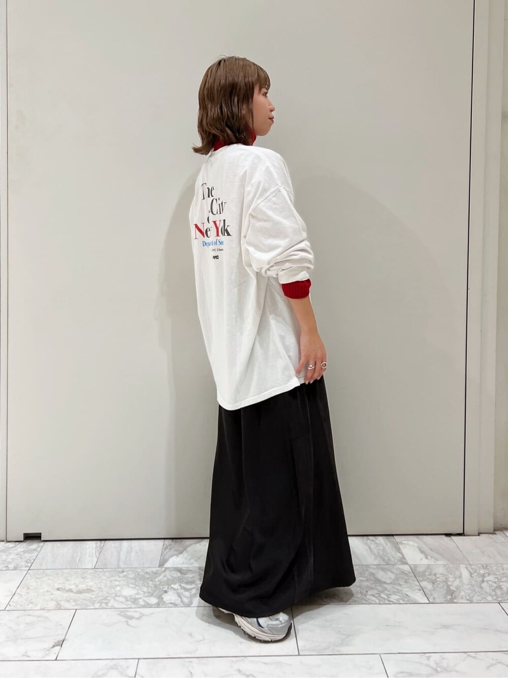 ブラック系のスカート、ブラック系のMA-1、レッド系のニット/セーターを着用したレディースの秋コーディネートの8枚目の写真