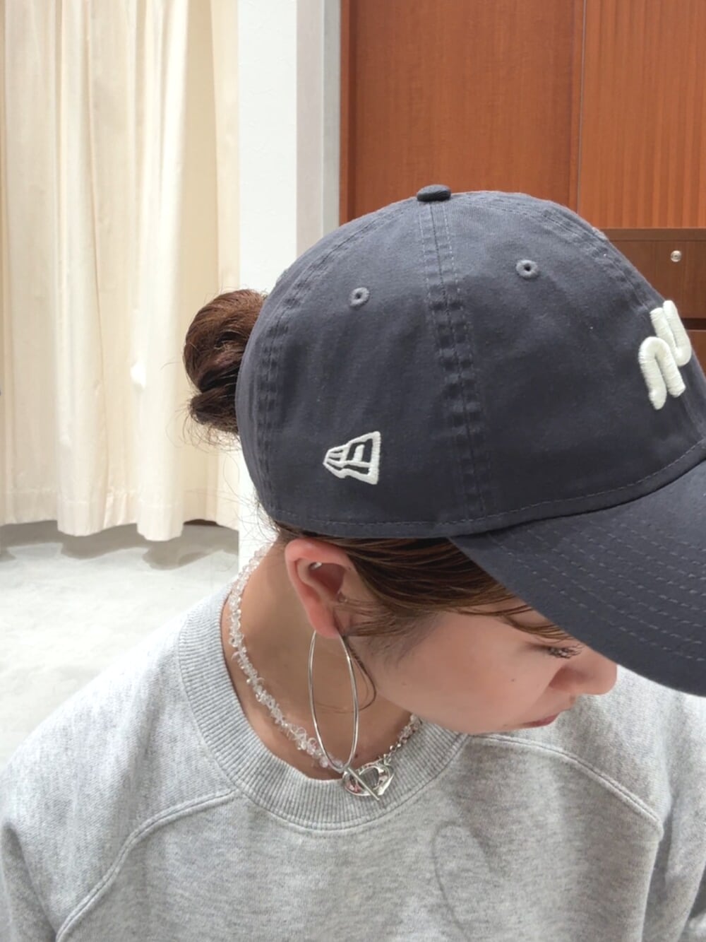 ブラック系のスカート、ブルー系のデニムジャケット、グレー系のスウェットを着用したレディースの春コーディネートの10枚目の写真