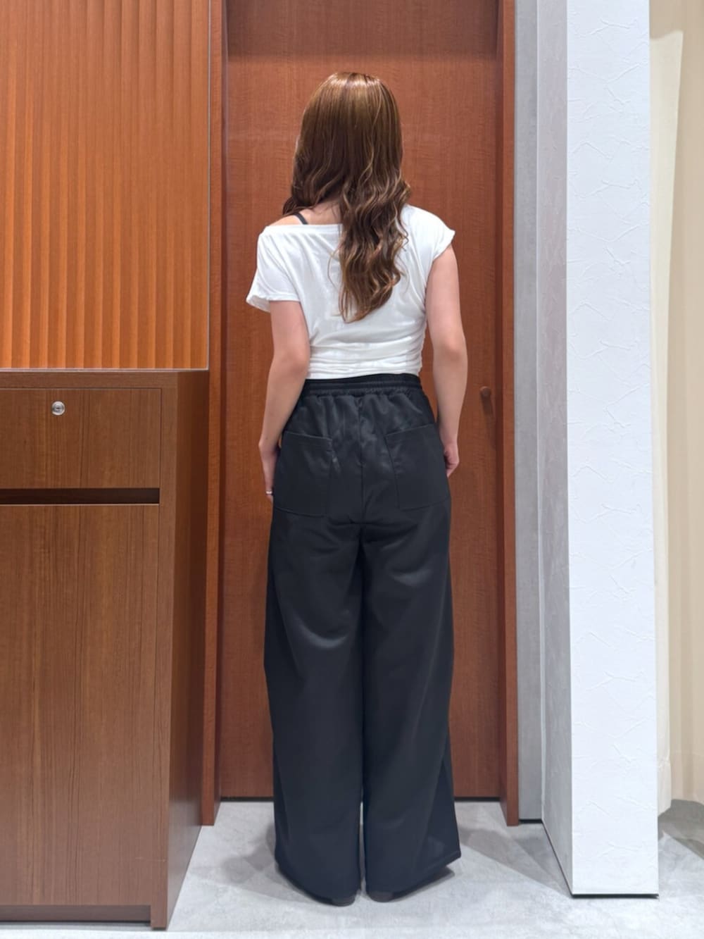ブラック系のその他パンツ、ホワイト系のTシャツ/カットソー、グレー系のサングラスを着用したレディースの夏コーディネートの3枚目の写真