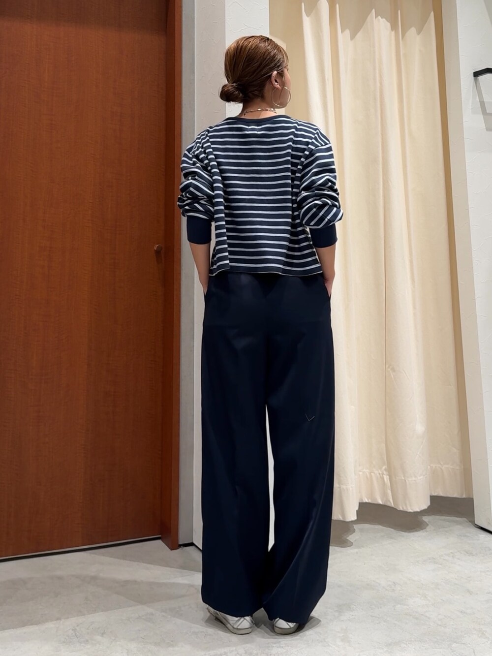 ブルー系のカーディガン/ボレロ、ブルー系のその他パンツを着用したレディースの春コーディネートの4枚目の写真