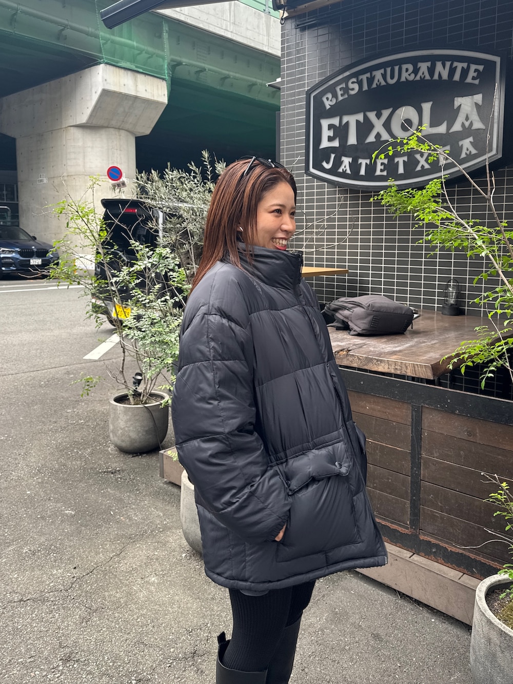 ブラック系のダウンジャケット/コートを着用したレディースの秋コーディネートの8枚目の写真