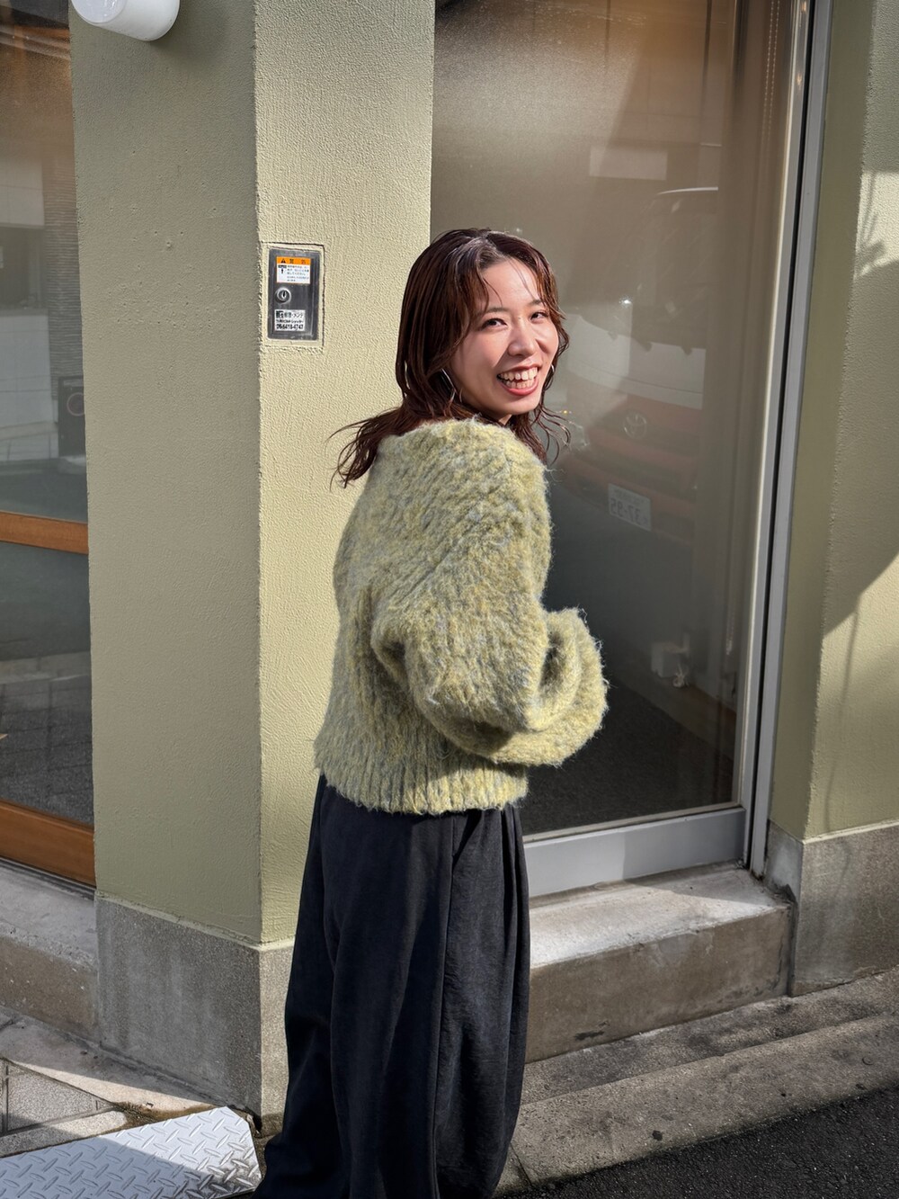 グレー系のその他パンツ、イエロー系のニット/セーターを着用したレディースの秋コーディネートの8枚目の写真