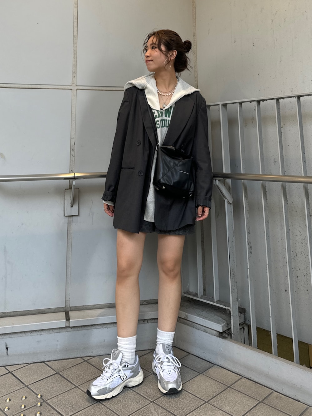 グレー系のテーラードジャケット、グレー系のパーカー、グレー系のその他パンツを着用したレディースの秋コーディネートの7枚目の写真