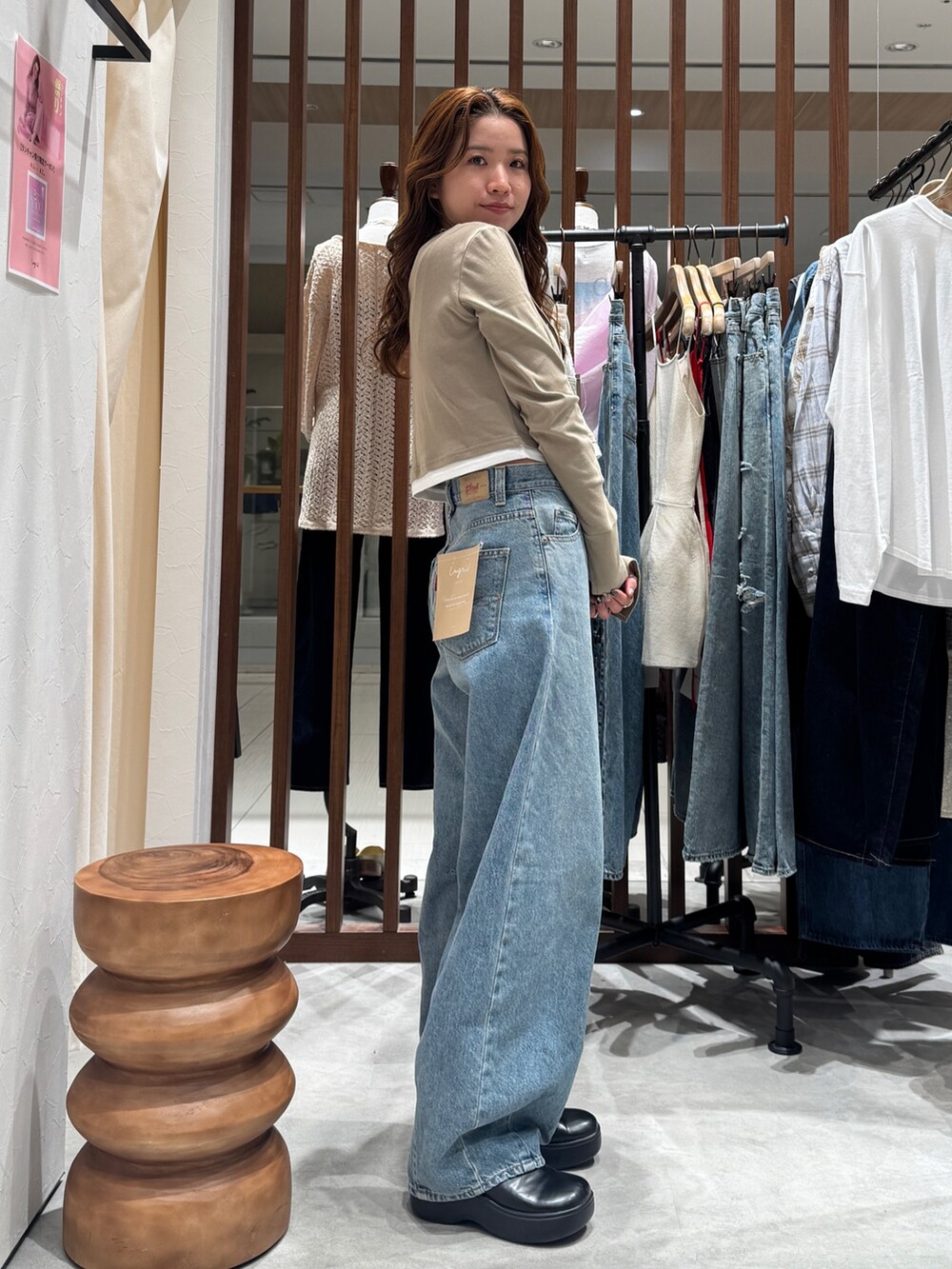 ブルー系のデニムパンツ、ベージュ系のTシャツ/カットソーを着用したレディースの春コーディネートの2枚目の写真