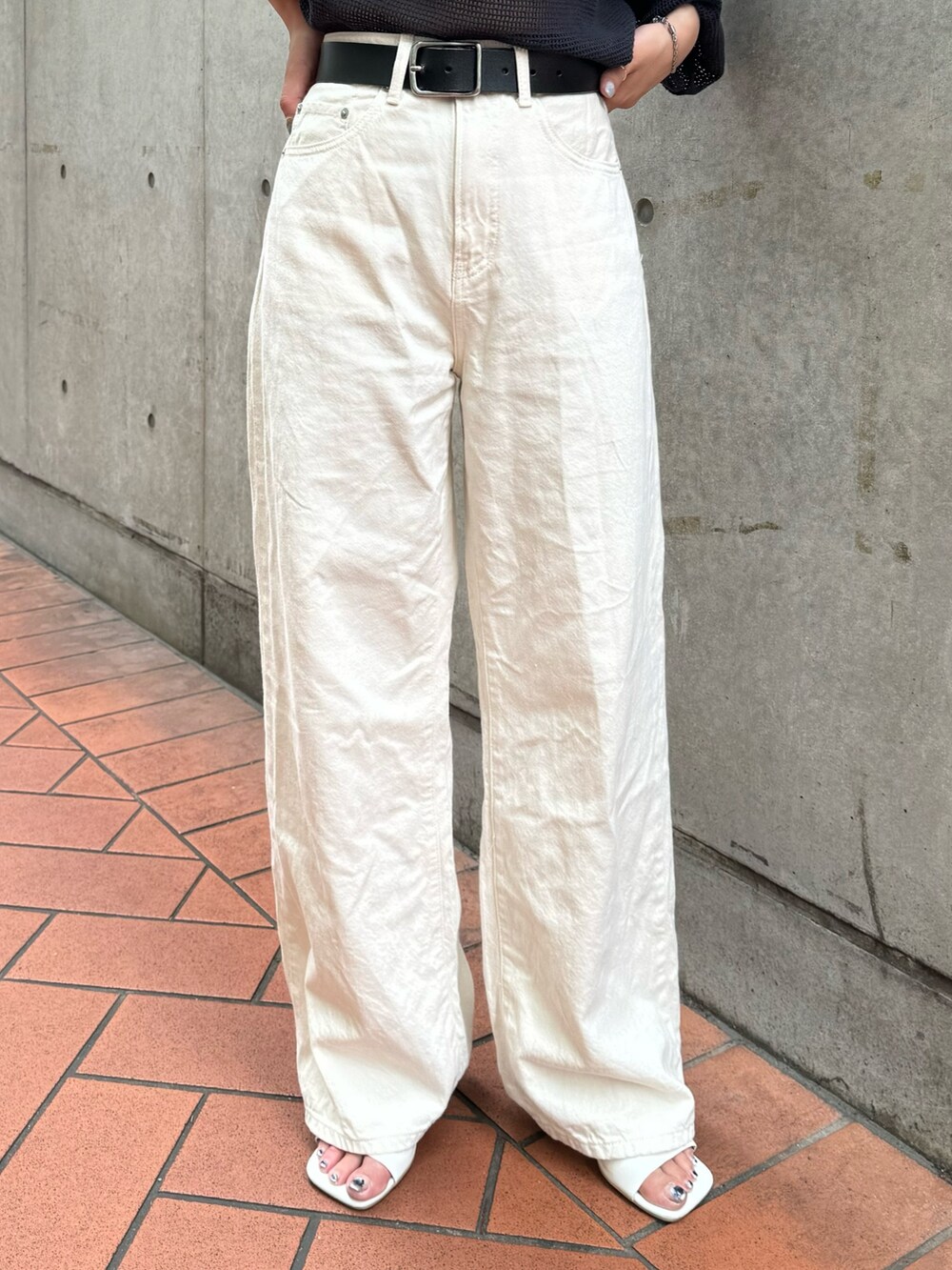 ホワイト系のシャツ/ブラウス、ホワイト系のデニムパンツ、グレー系のTシャツ/カットソーを着用したレディースの春コーディネートの8枚目の写真