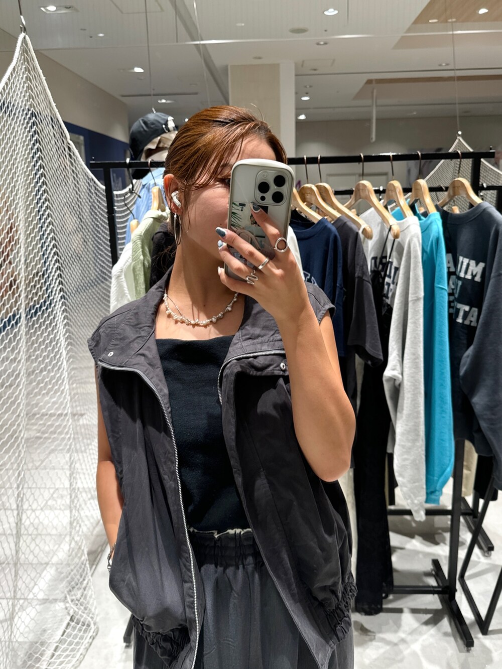 グレー系のその他パンツ、ブラック系のキャミソール、グレー系のベストを着用したレディースの秋コーディネートの3枚目の写真