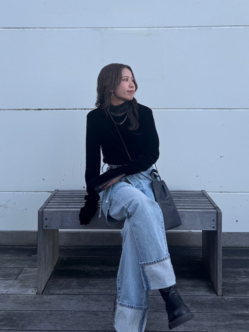 ブラック系のTシャツ/カットソー、ブルー系のスカート、ブルー系のデニムパンツを着用したレディースの冬コーディネートの9枚目の写真