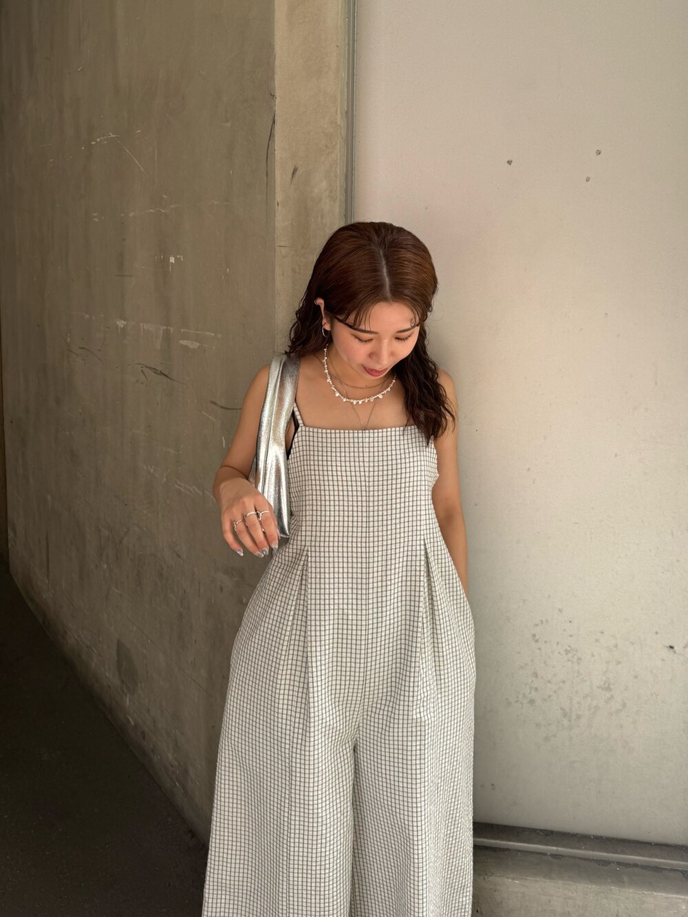 ホワイト系のつなぎ/オールインワン、ホワイト系のシャツ/ブラウス、シルバー系のハンドバッグを着用したレディースの夏コーディネートの3枚目の写真