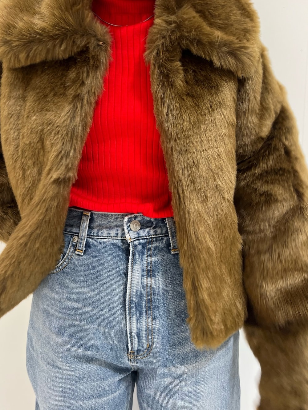 ブルー系のデニムパンツ、ブラウン系のブルゾン、レッド系のニット/セーターを着用したレディースの冬コーディネートの6枚目の写真