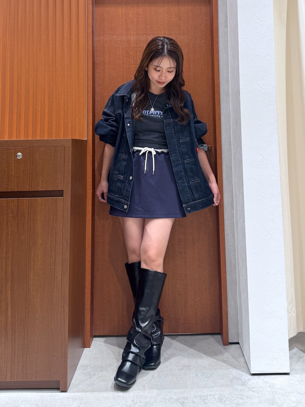 ブラック系のブーツ、ブルー系のデニムジャケット、グレー系のTシャツ/カットソーを着用したレディースの夏コーディネートの5枚目の写真