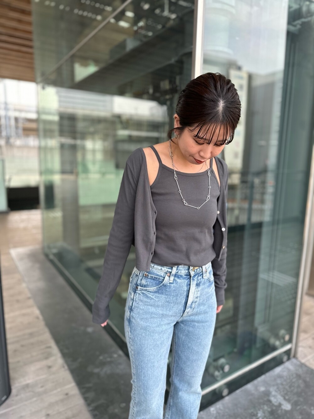 ブルー系のデニムパンツ、グレー系のTシャツ/カットソーを着用したレディースの春コーディネートの7枚目の写真