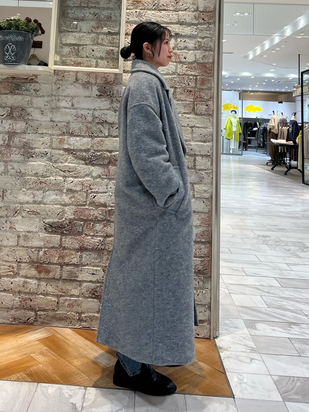 グレー系のニット/セーター、ブルー系のデニムパンツ、ブラック系のローファーを着用したレディースの秋コーディネートの4枚目の写真