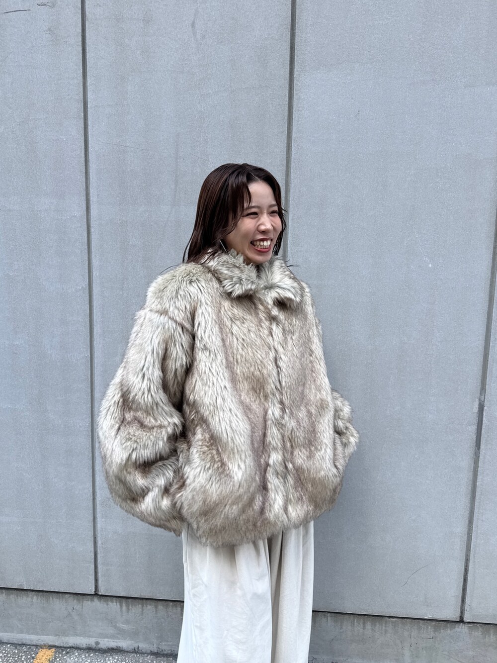 ベージュ系のダウンジャケット/コート、ホワイト系のその他パンツを着用したレディースの秋コーディネートの8枚目の写真