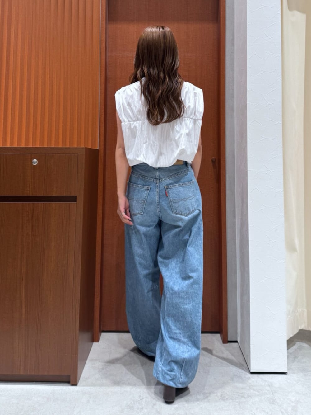 その他のサンダル、ホワイト系のシャツ/ブラウス、ブルー系のデニムパンツを着用したレディースの夏コーディネートの7枚目の写真
