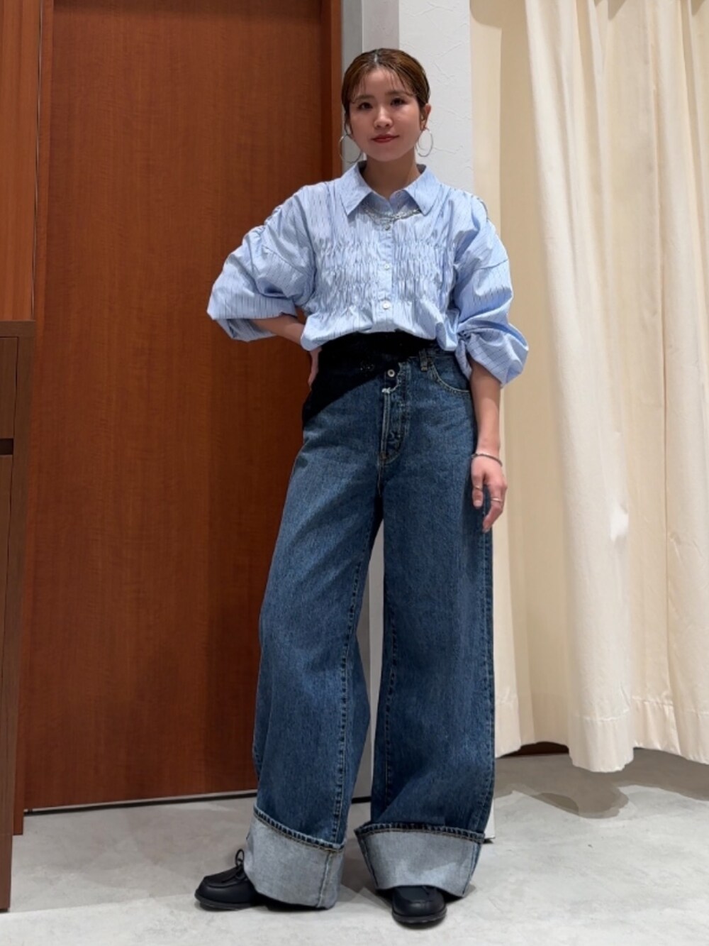 ブルー系のデニムパンツ、ブルー系のシャツ/ブラウス、ブラック系のローファーを着用したレディースの春コーディネートの6枚目の写真